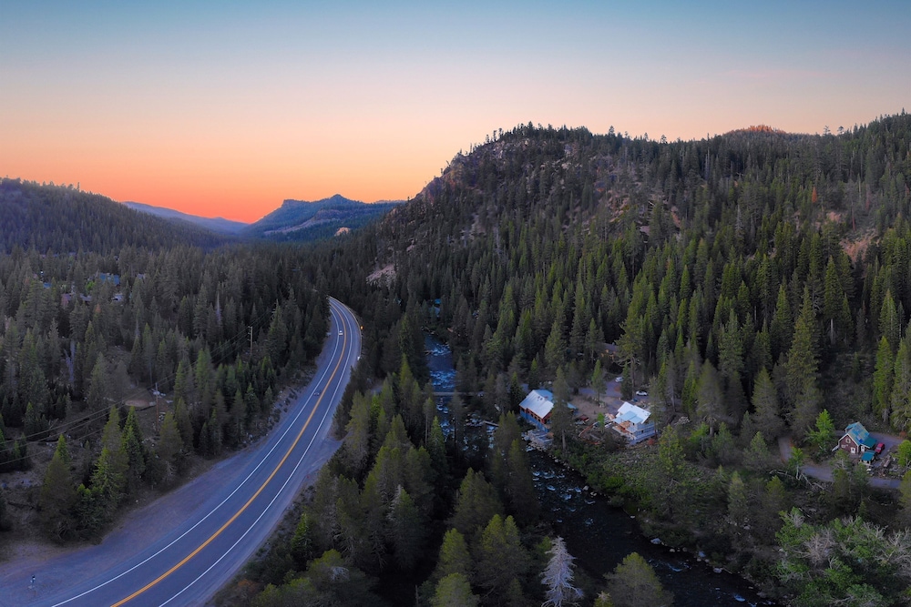 Everett by Avantstay 5mins to Palisades Tahoe w HOT TUB