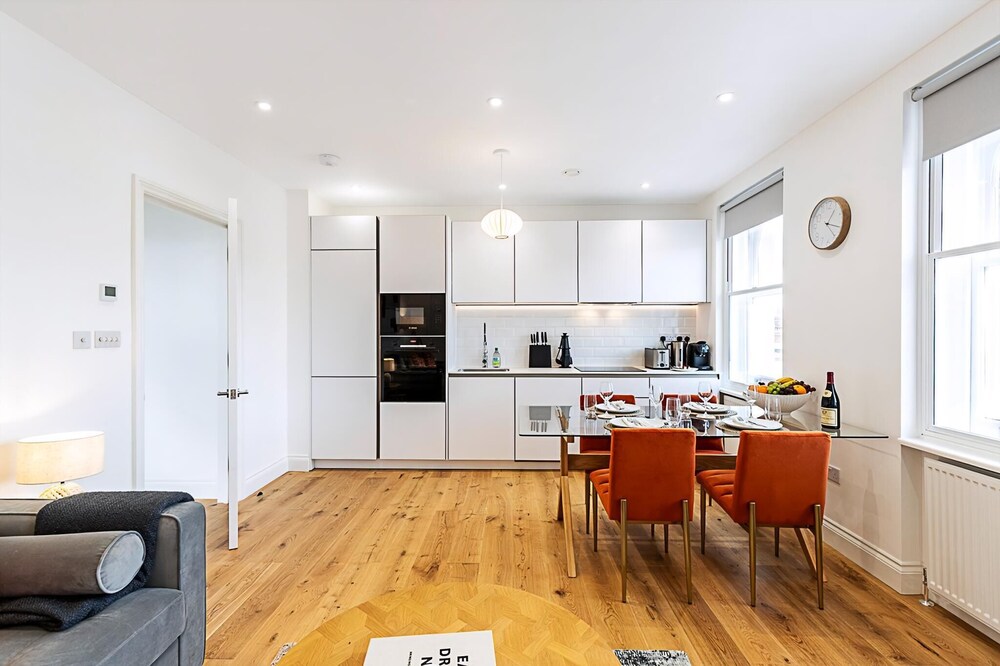 Light & Luxury Chelsea Apartment: Private Balcony!