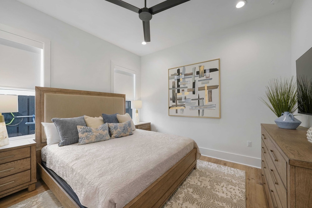 Sleeps 39 2 Luxe Homes w/ Free Golf Cart, Private Pool+spa 3 Blocks to Beach