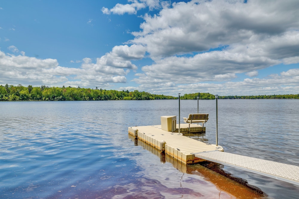 Gorgeous Lake Arbutus Getaway w/ Dock & Boat House