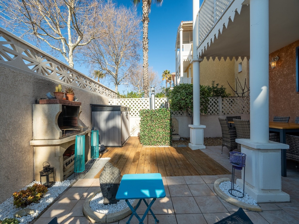 Beachside Apartment With Pool