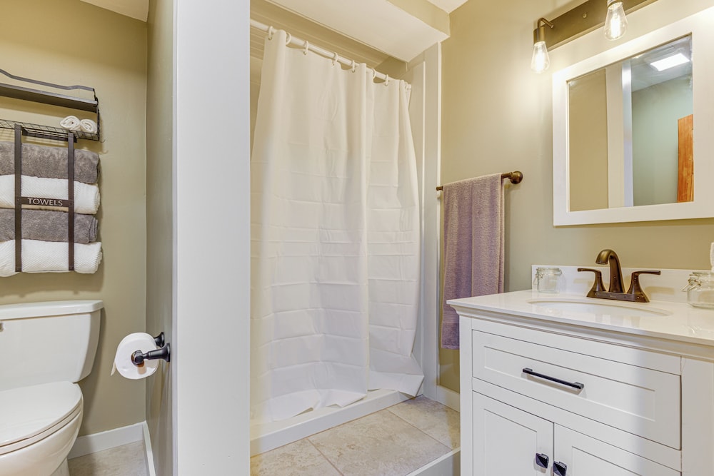 2 Mi to Golfing & Hiking: Spacious Wilmington Home