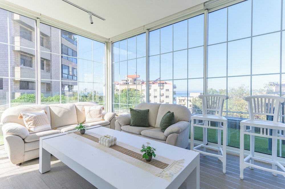 GlassHaus Rooftop 2-BR & Pool in Ghazir