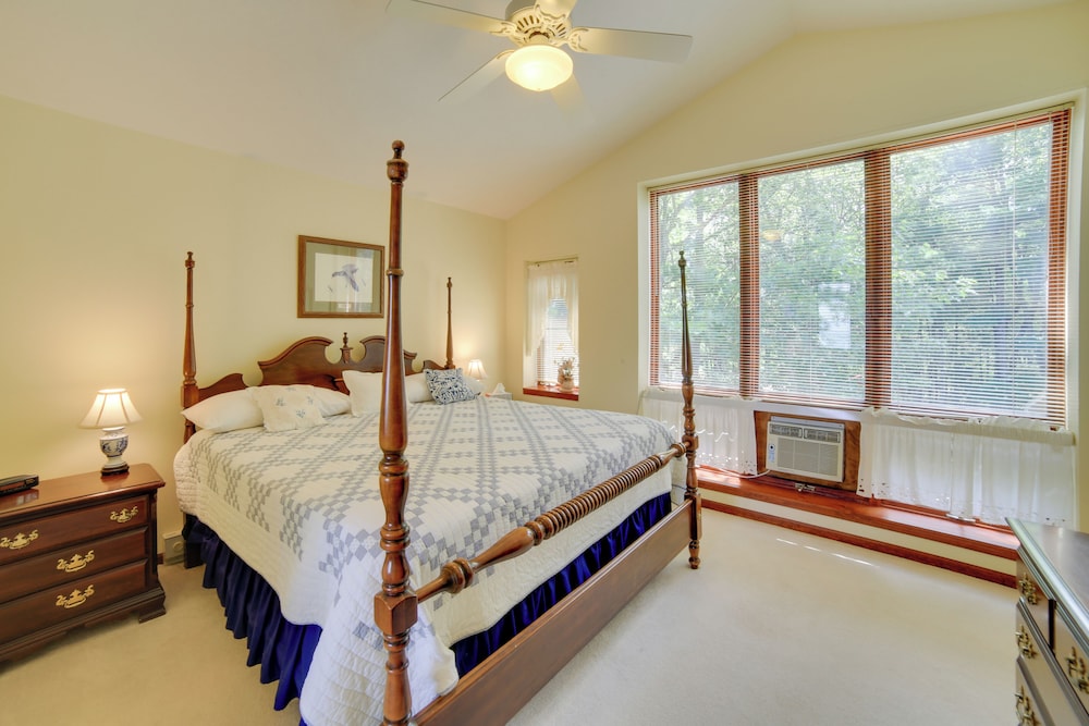 Private Beach! Year-round Lake Superior Retreat