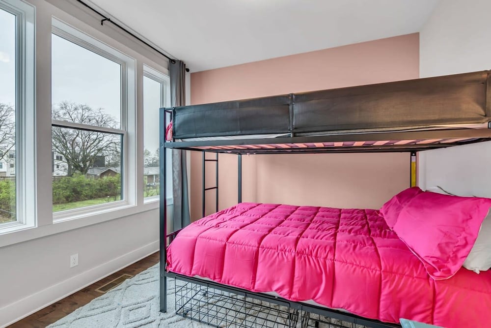 Luxury Townhome With Rooftop Deck Skyline Views view 5