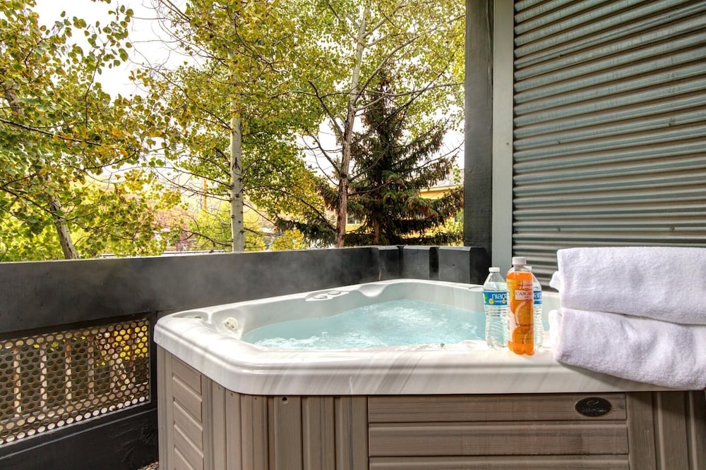 Park City Pea-1114 Hot Tub KBM Resorts