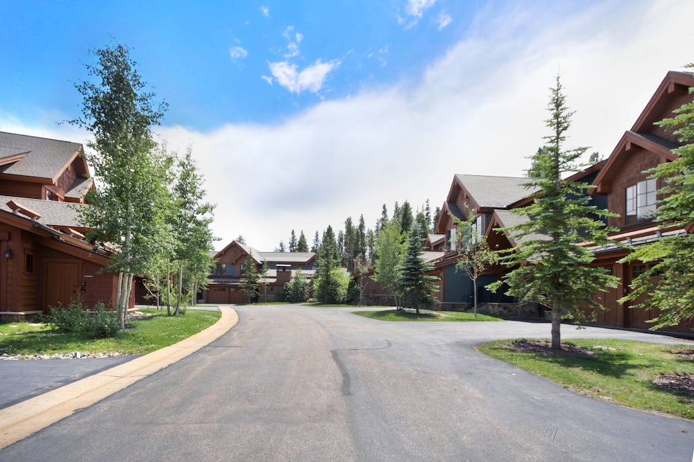 Soaring Ceilings + Mins To Gondola/apres-ski - 2br Sleeps 6 2 Bedroom Townhouse by RedAwning