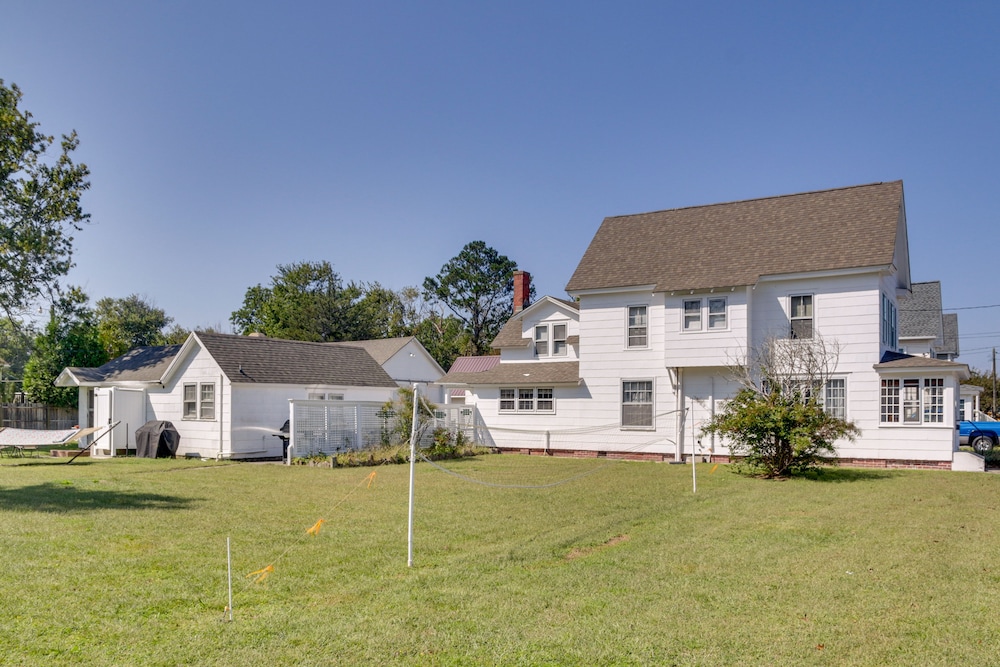 Chincoteague Home w/ Pool - Walkable Location!