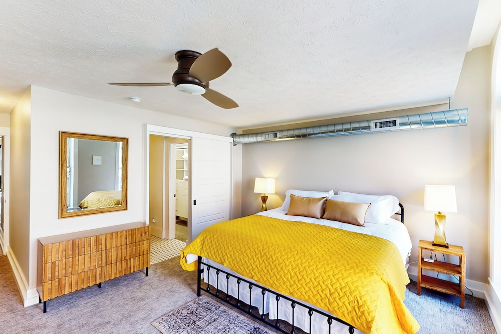 2BR Updated Dtwn Condo: Streaming, Patio, W & D