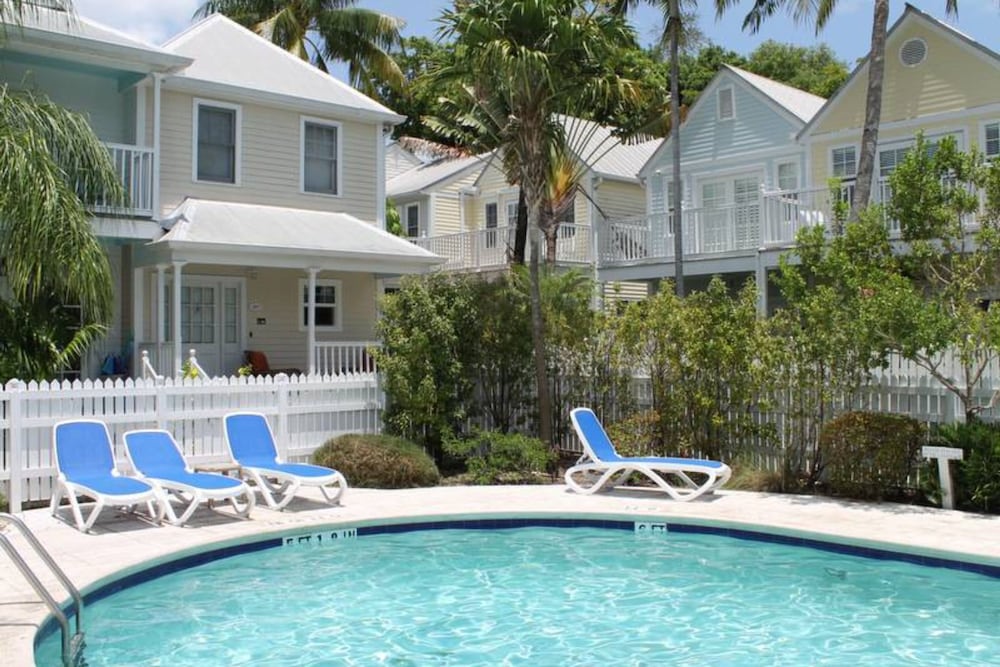 Bahamian Reed by Avantstay Walk to Everything w Community Pool Week Long Stays Only