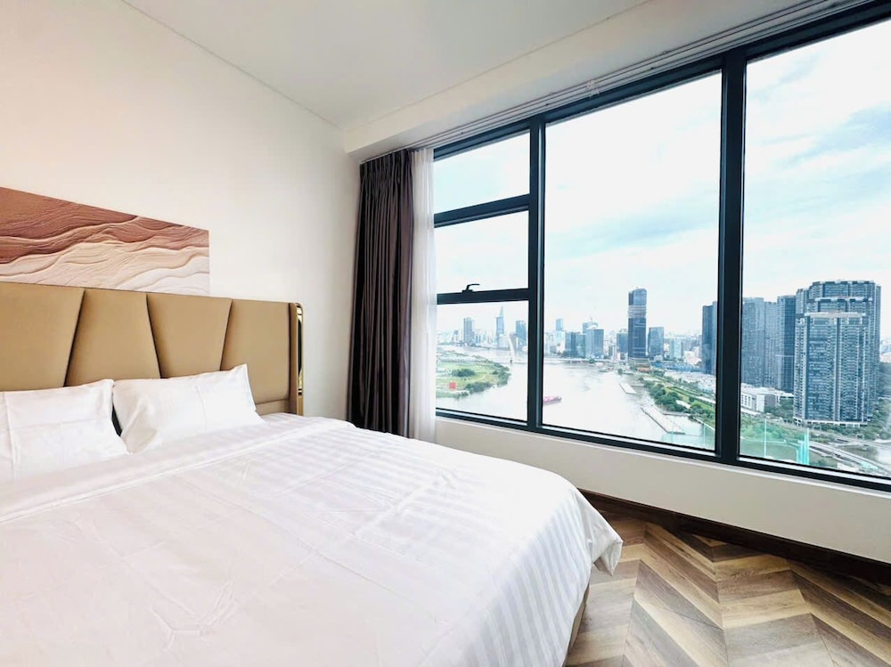 Skyway White & Silver Riverside Resident - Binh Thanh, HCM