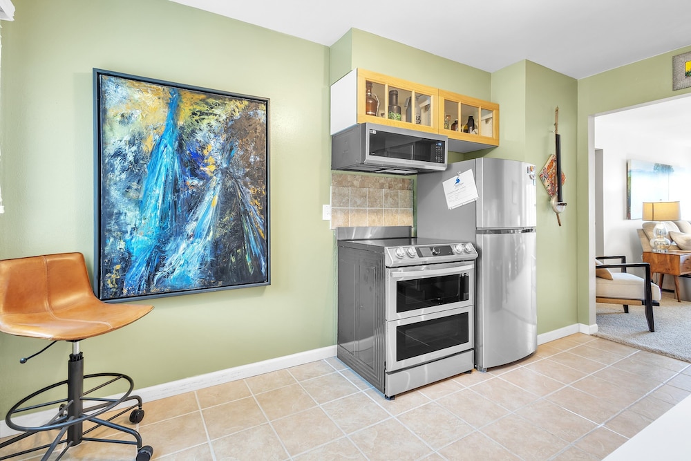 Harbor Hideaway - Walk To Beach, Dining & Downtown 2 Bedroom Condo