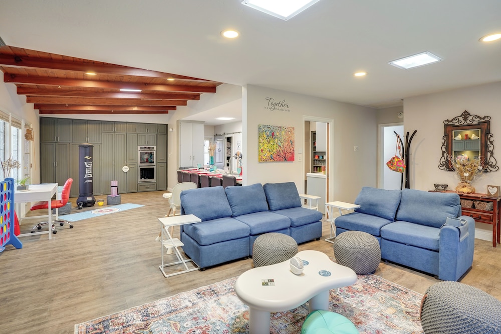 2 Mi to Cal State Long Beach: Bungalow w/ Hot Tub!