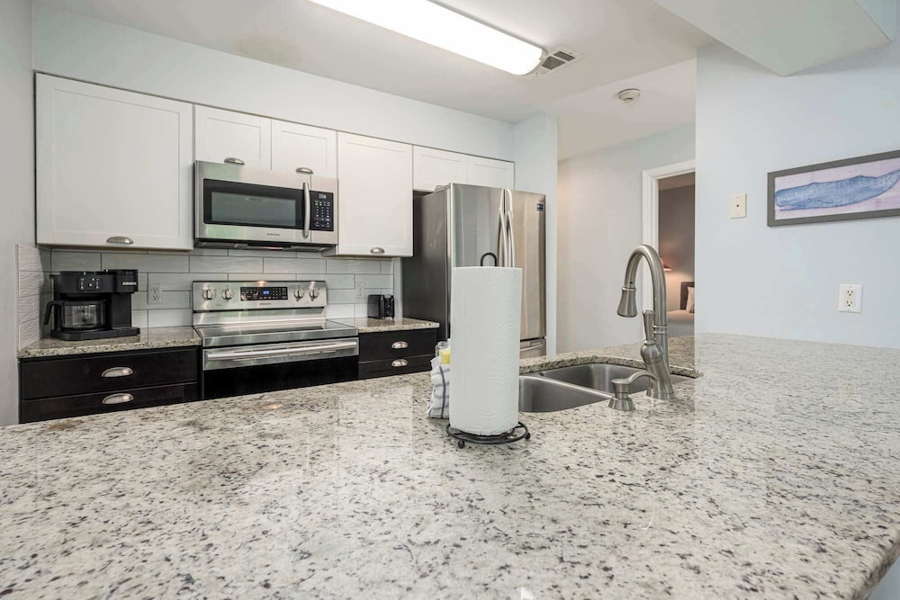 Sunshine & Whiskey Condo for 6 With Resort Amenities Near Grand Boulevard