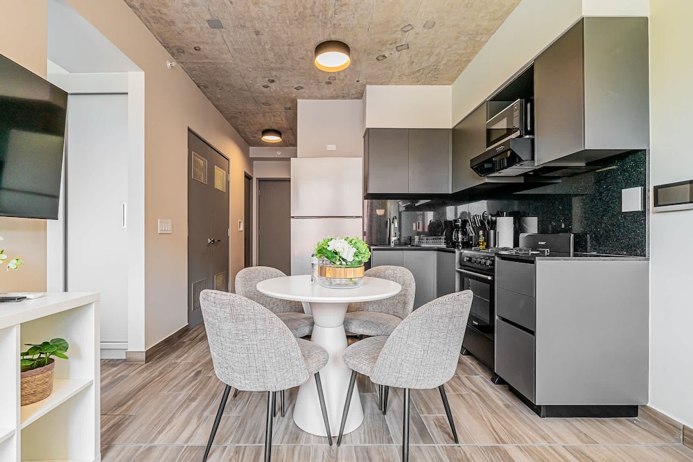 w Splendid 1BR in the Heart of Centriqo