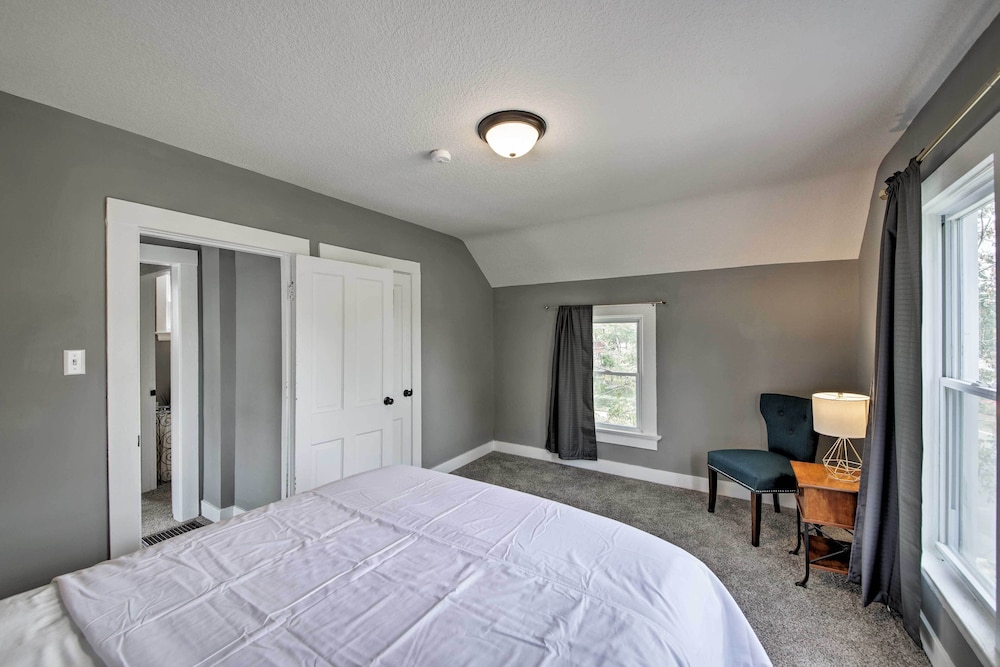 Lakeside Garden Home - 1 Mile to Main Street!