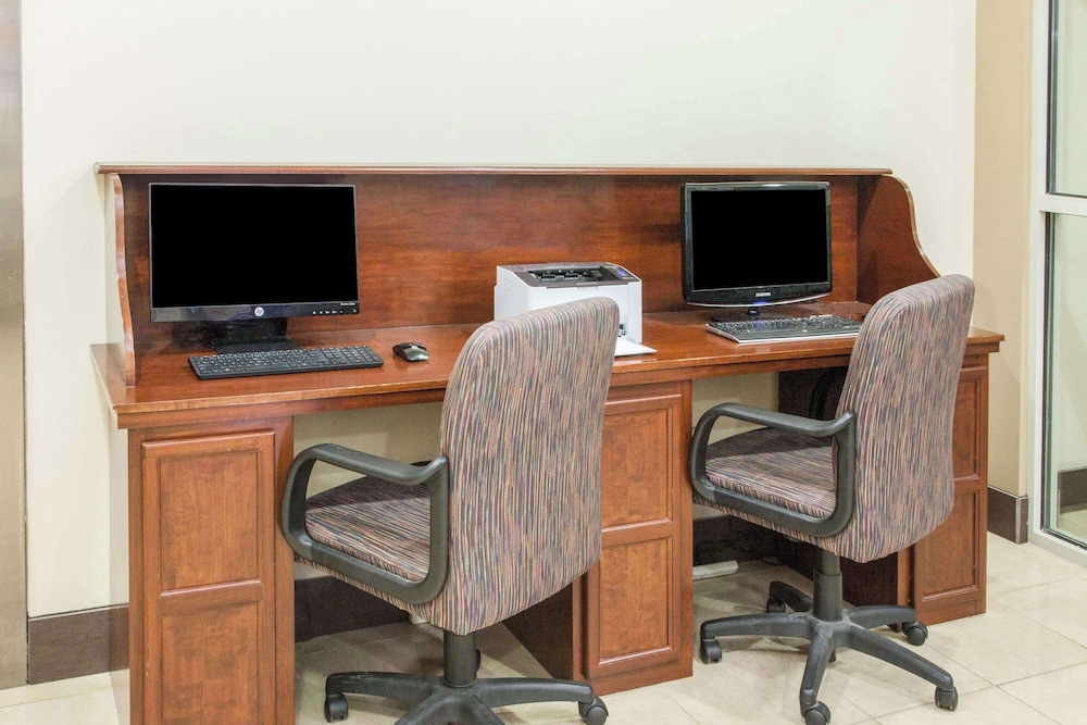 Bloomington Vacations - Hawthorn Extended Stay by Wyndham Bloomington - Property Image 5