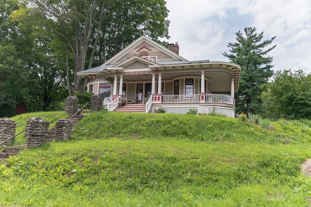 Spacious Victorian Home With Mountain Views And Lots Of Fun Extras!! 5 Bedroom Farmhouse by Redawning - Property Image 21