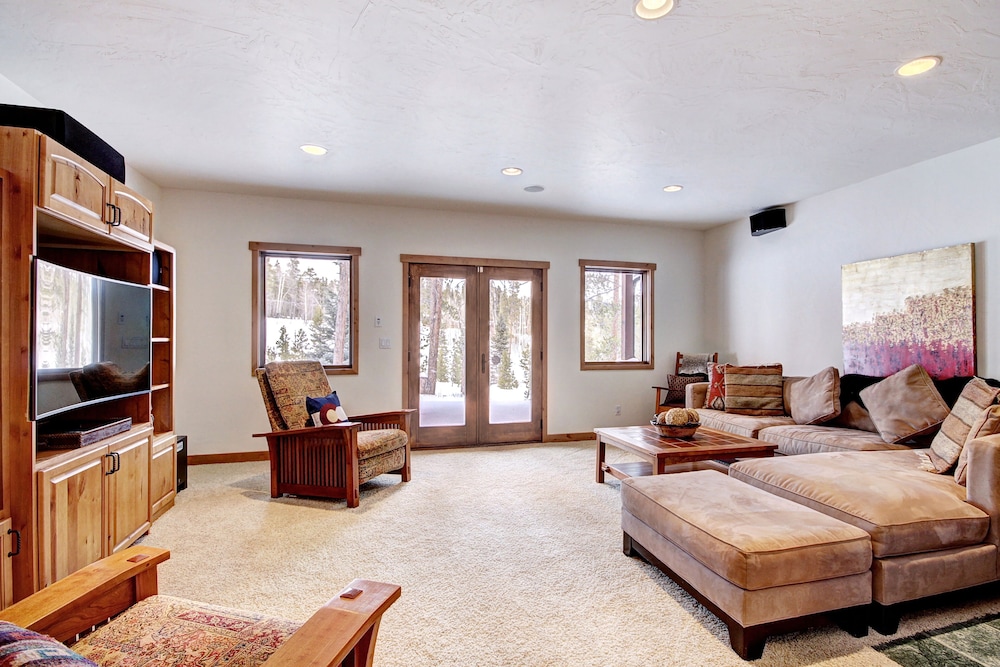 Pine Needle Lodge 5 Bedroom Home by RedAwning
