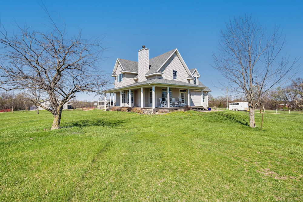 Fire Pit & Gazebo: Rural Warrensburg Getaway!