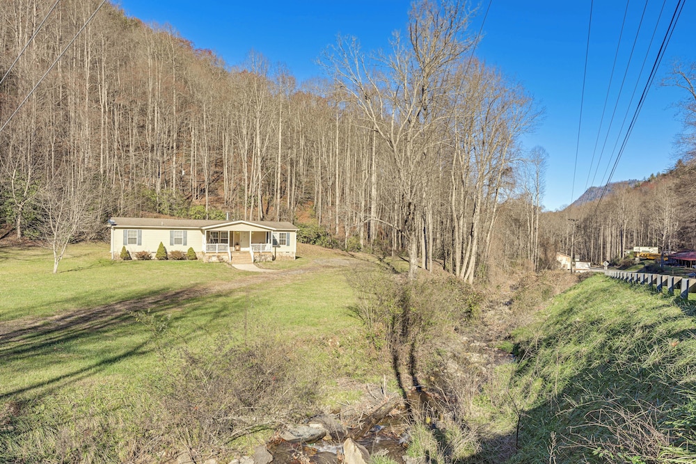 Creekside Haven w/ Fire Pit Near Nantahala River