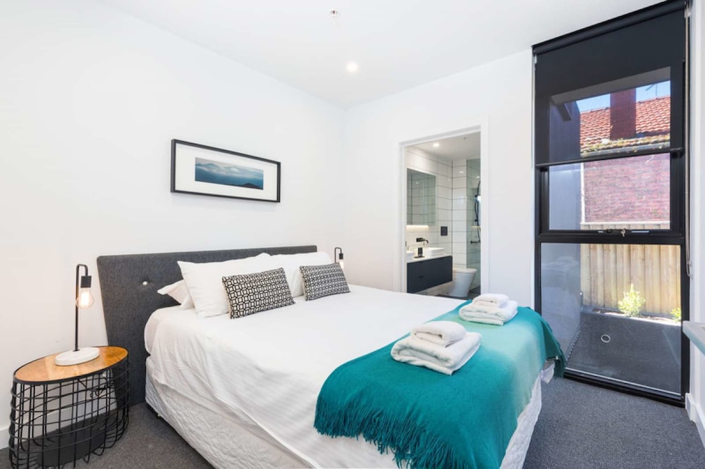 Executive 2br Caulfield North