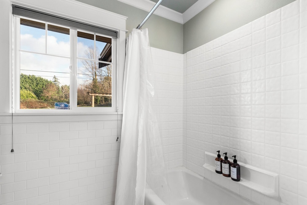 Renton Lakeside Oasis, Lakeview, 4B 2.5B, Spacious