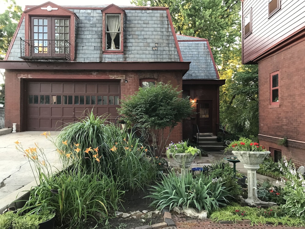 Vineyard Mansion & Carriage House Bed & Breakfast