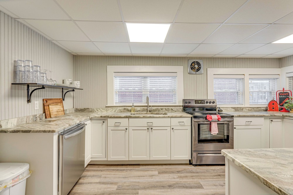 Near Murphy River Walk: Historic Downtown Home!