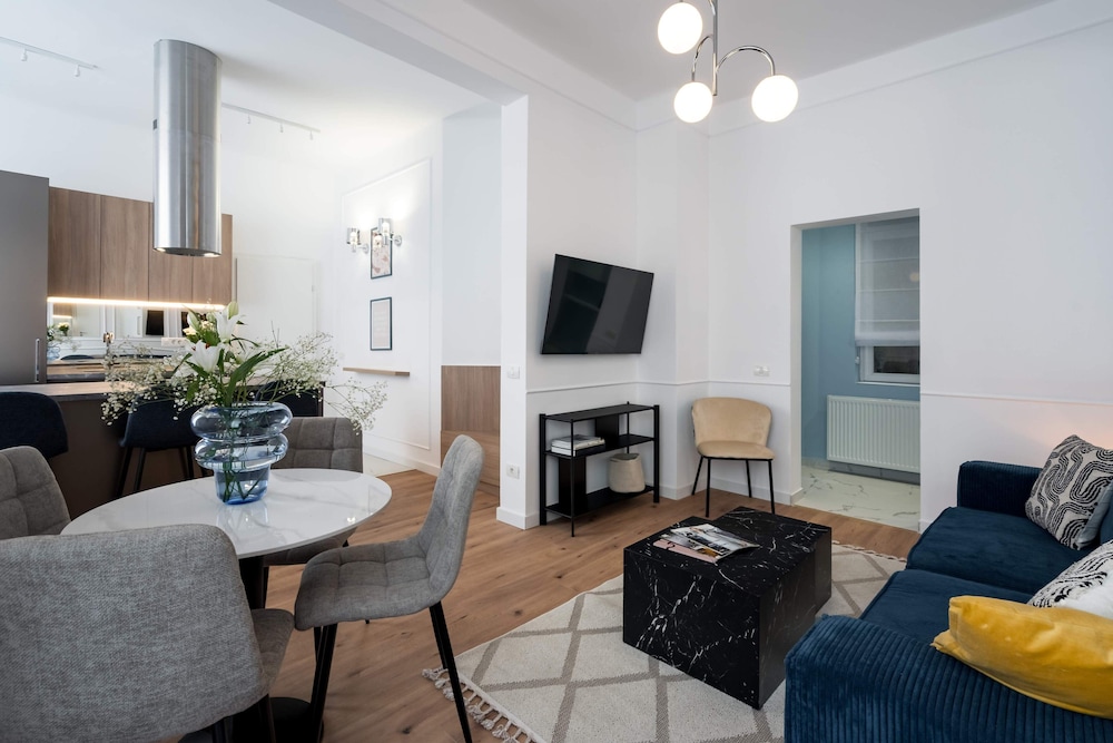 Contemporary Aparthotel 2-BR Flats Near Old Town, Quiet & Serene