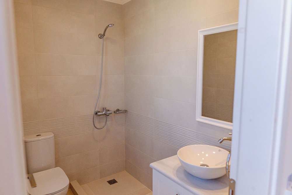Phaedrus Living: Seaside Thalassa Cretan 201