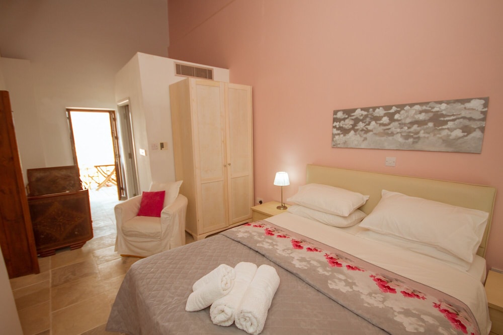 Thyone Uno Bal Cottage view 4