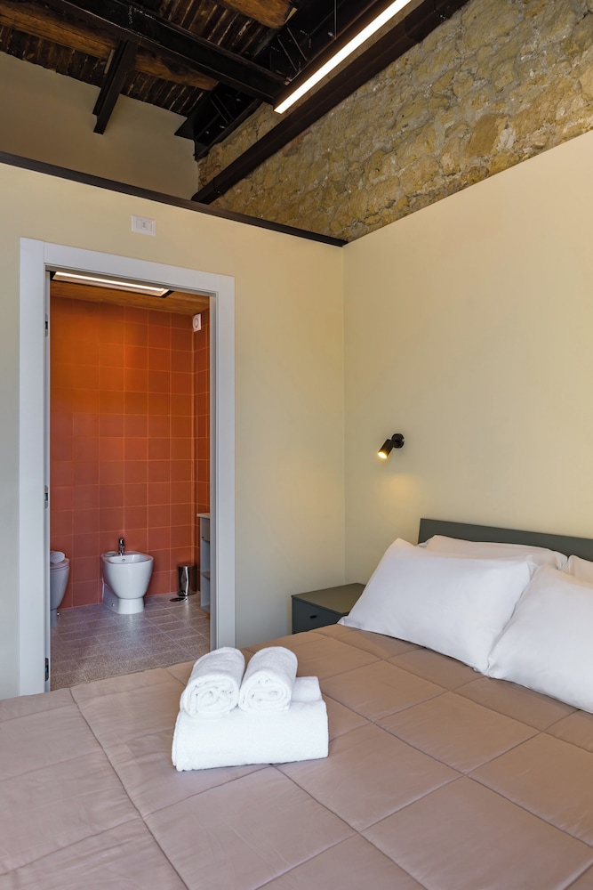 La Pinacoteca Aparthotel by NapoliApartments