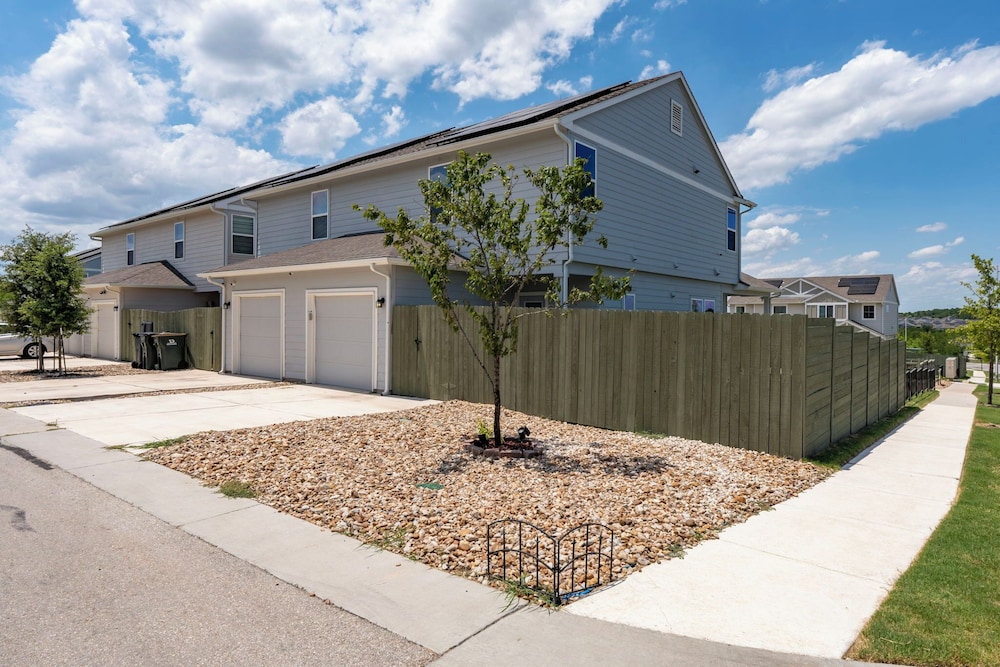 Relaxing 3BR Retreat Community Pool Gym