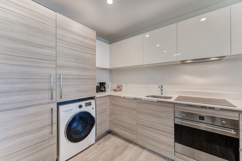 Condo Close to the Beach With Rooftop Pool & Gym - Image 4