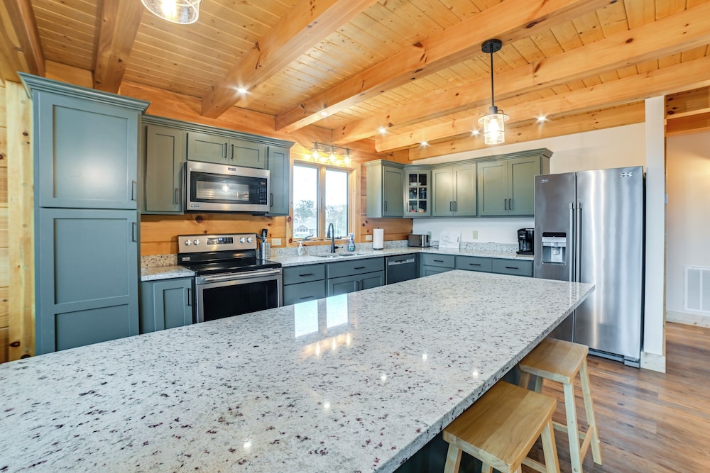 Large Deck & Shared Dock: Cabin on Kentucky Lake!