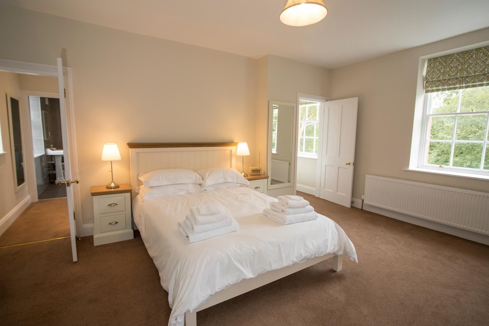 Spacious 2 Bedroom Apartment in Netherby Hall view 2