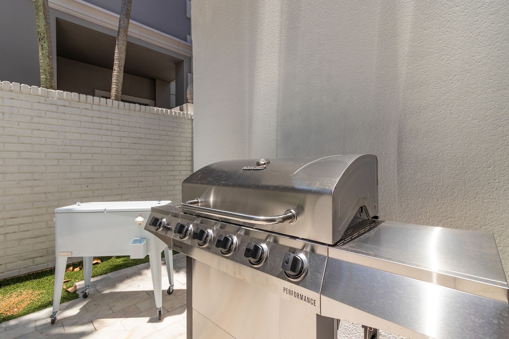 Sea Breeze by Avantstay Across From Fort Lauderdale Beach Pool Out Door Dining Fire pit