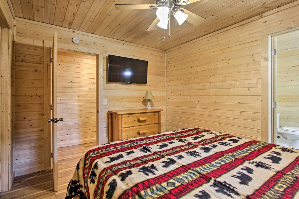 Gatlinburg Cabin: Hot Tub, Deck, Games