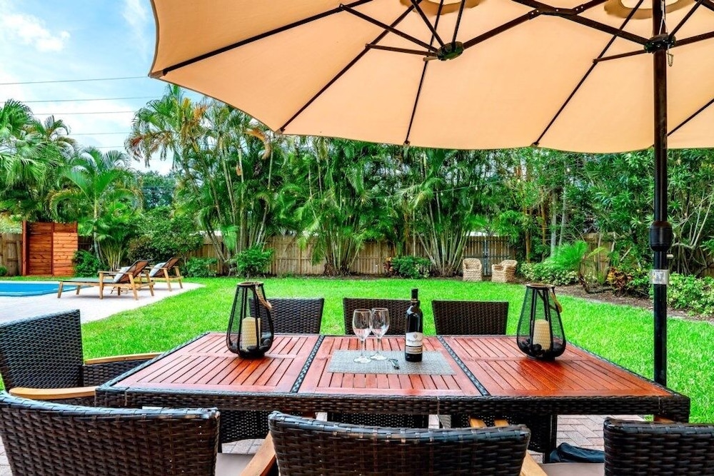 Fox Private Resort- Near Downtown & Beach 8 Bedroom Home