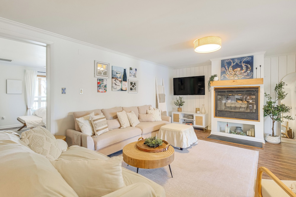 Dock, Sunrooms & Fire Pits: Deltaville Home!