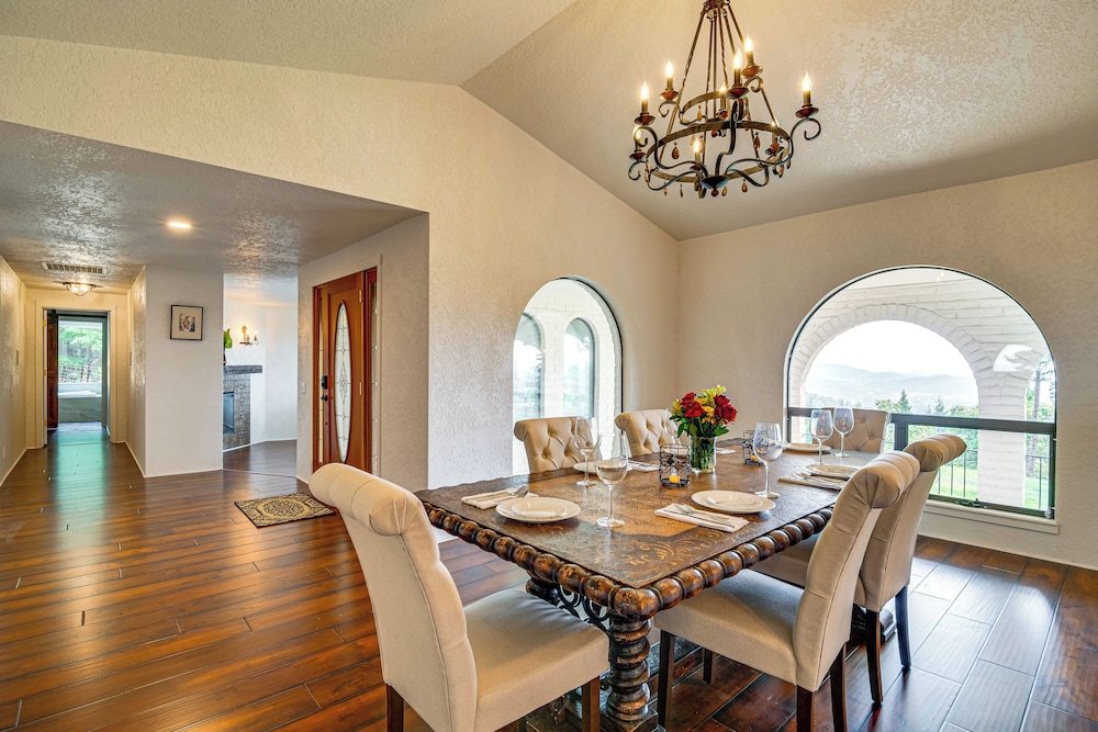 4 Mi to River: Umpqua Valley Villa w/ Fire Pit!