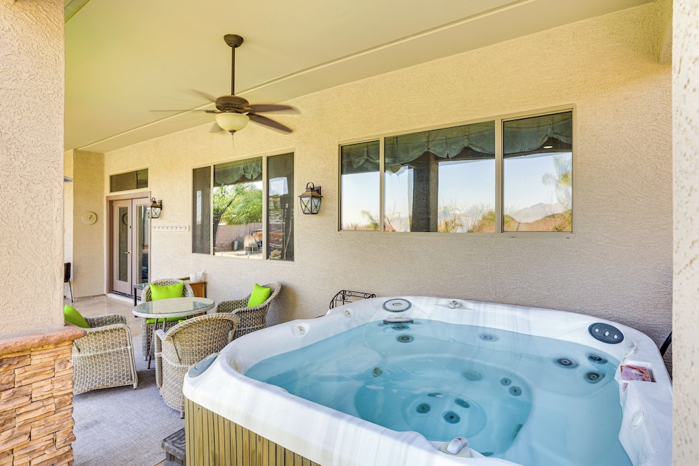 Luxe Mtn-view Mansion w/ Hot Tub in Phoenix!
