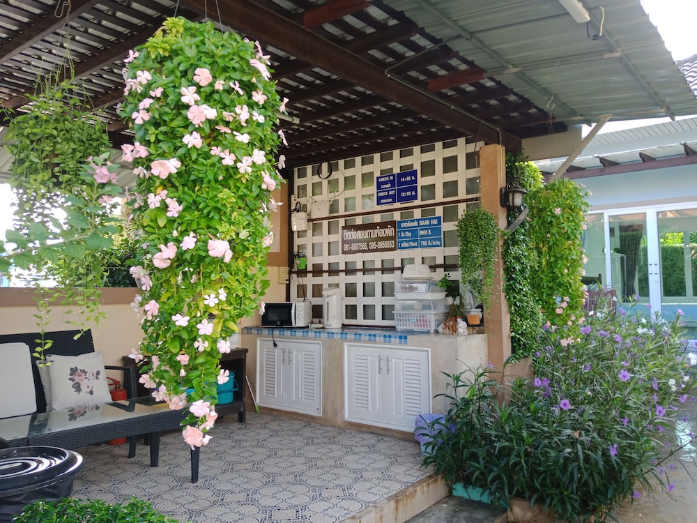 Hotel Baan Hai Bangsaray - Image 1