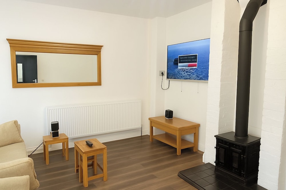 Llangollen 4-bed, Sleeps 8 With Garden & Parking