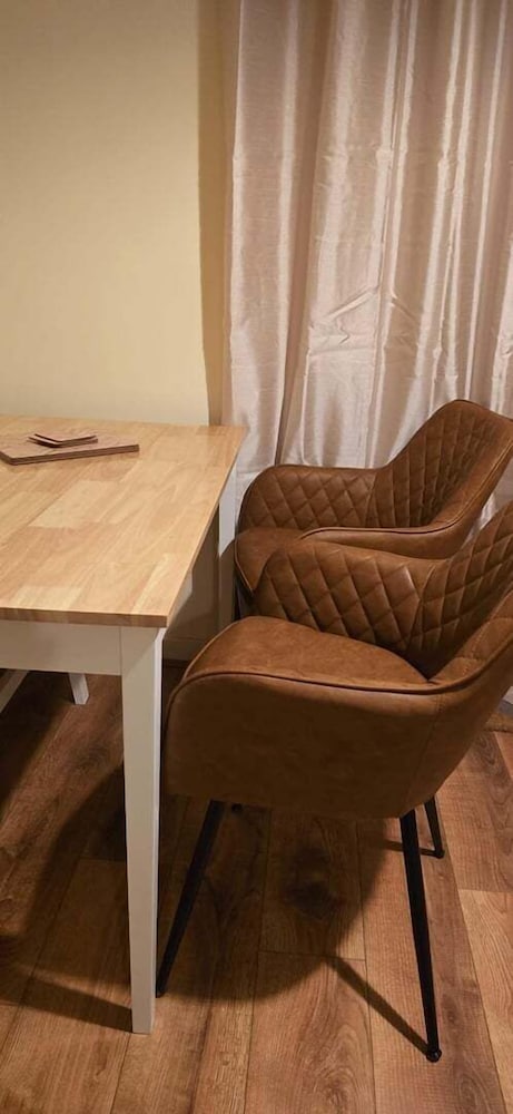 Bright 4-bed Swansea Getaway With Parking