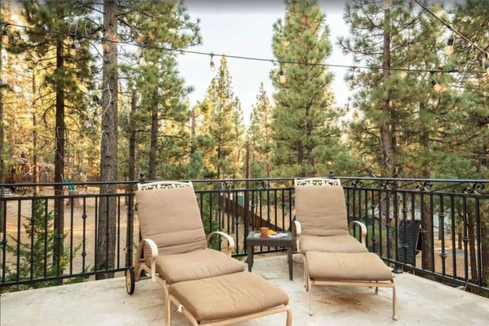 Big Bear Castle by Avantstay Private Home in Great Big Bear Location w/ Hot Tub