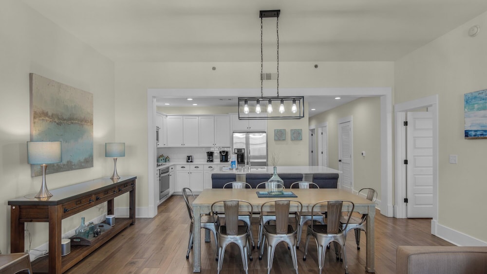 Coastal 3BR Condo With Pool & Shuttle : Snowbird Friendly!