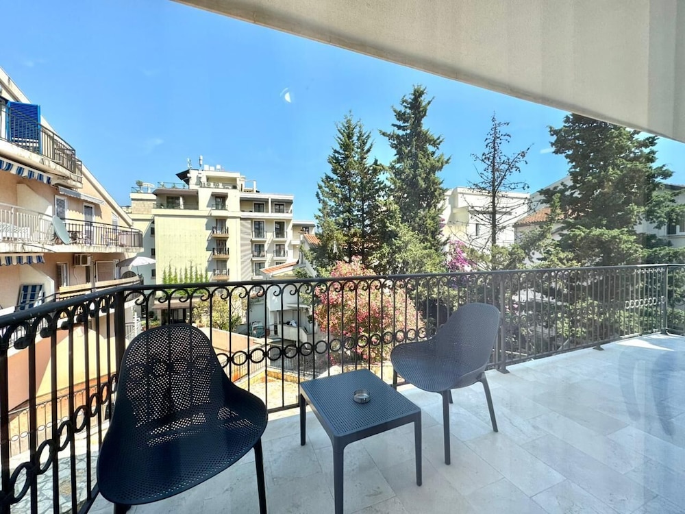 Sunny Bay Apartments