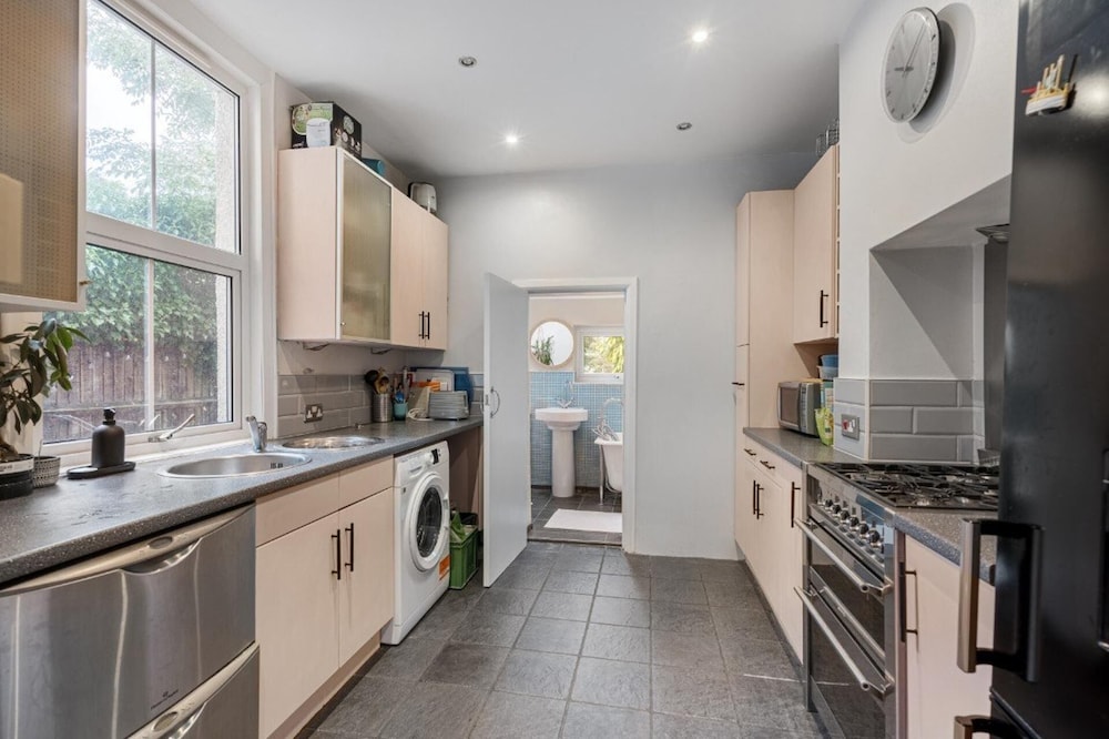 Inviting 3-bed House in Beckenham view 5